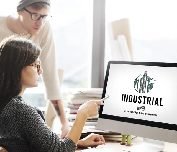 Donna che mostra sul monitor con industriale — Foto Stock