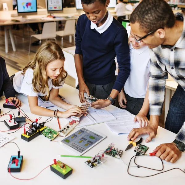 Kinderen maken van elektronische Experimen — Stockfoto