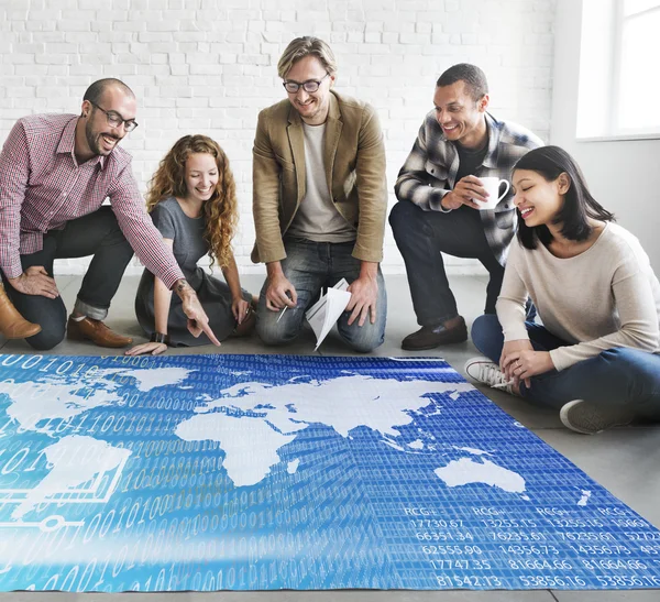 Formgivare som arbetar med affisch och global karta — Stockfoto