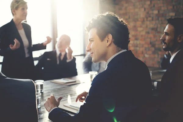 Mensen uit het bedrijfsleven bij meting — Stockfoto