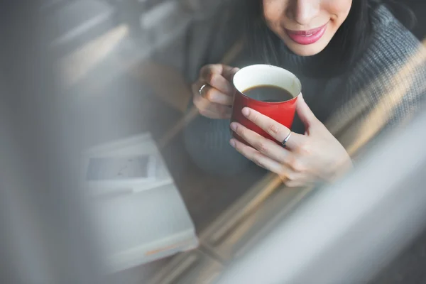 Frau macht Kaffeepause — Stockfoto