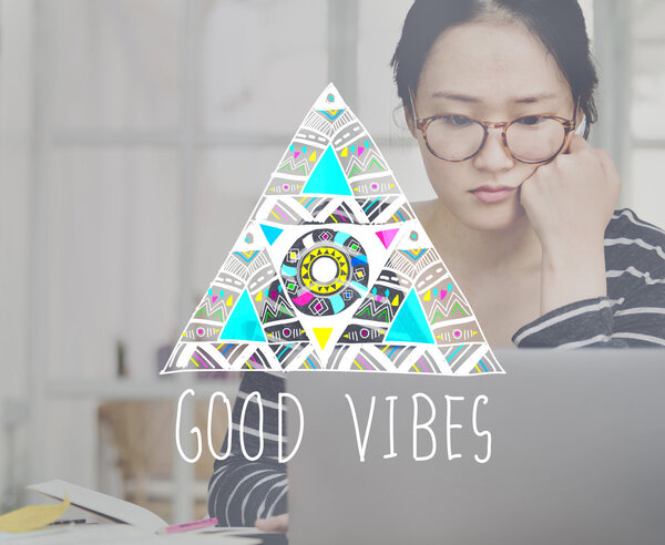 женщина с цифровым устройством
