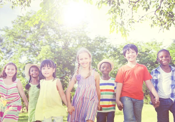 Multi crianças étnicas ao ar livre — Fotografia de Stock