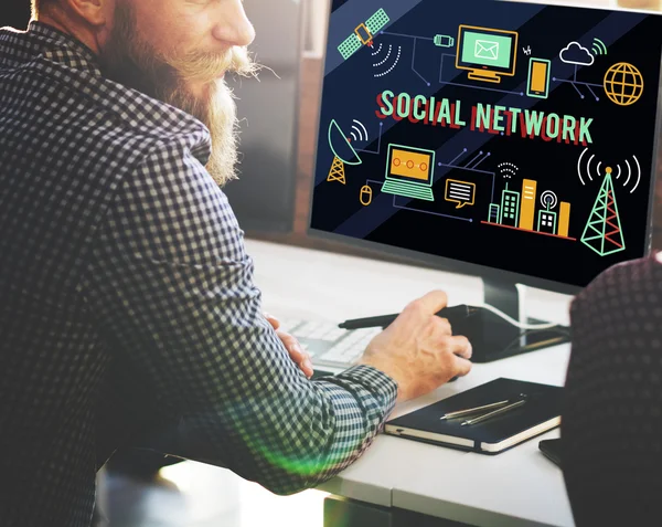 Zakenman bezig met computer en sociaal netwerk — Stockfoto