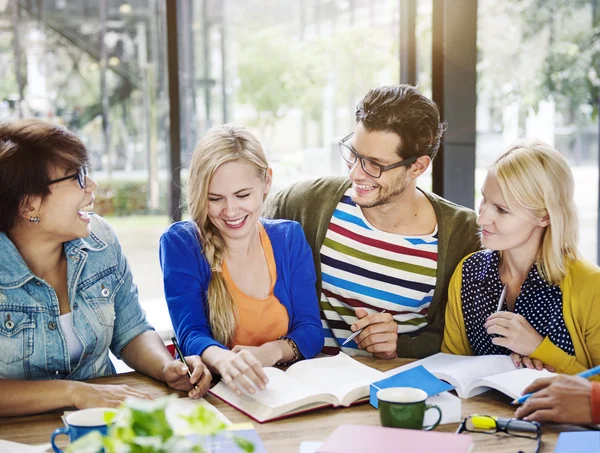 Människor brainstorming tillsammans — Stockfoto