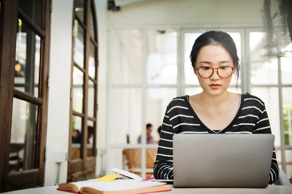 女人与数字设备的概念 — 图库照片