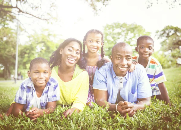 Красивая африканская семья в парке — стоковое фото