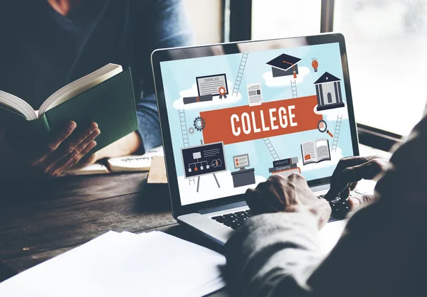 College auf Computerbildschirm — Stockfoto