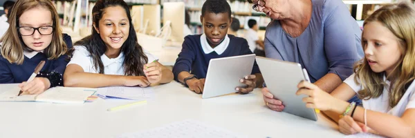 Alunni a scuola avendo lezione — Foto Stock