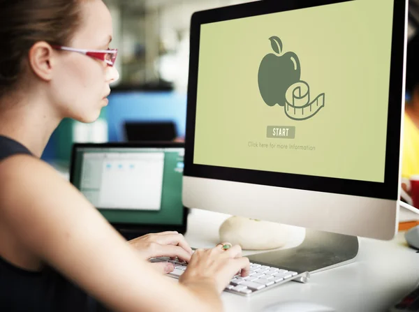 Mujer de negocios que trabaja en la computadora y empezar —  Fotos de Stock