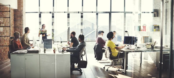 Empresários que trabalham no escritório — Fotografia de Stock