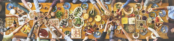 Gente cenando — Foto de Stock