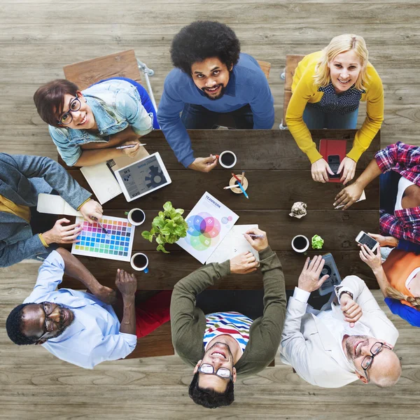 Diversos diseñadores teniendo una reunión —  Fotos de Stock