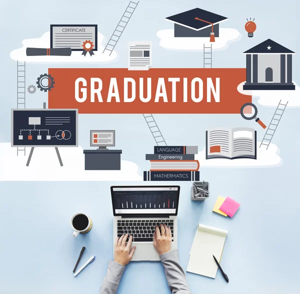 Mezun olan tablo üstünde laptop