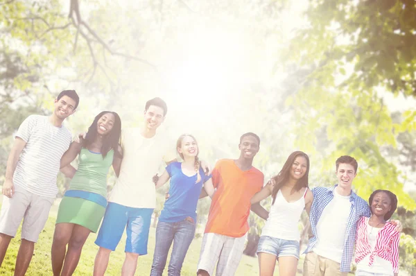 Jóvenes amigos al aire libre — Foto de Stock