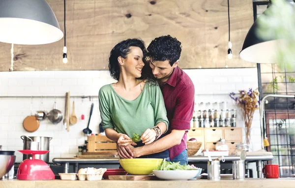 Casal feliz cozinhar juntos — Fotografia de Stock