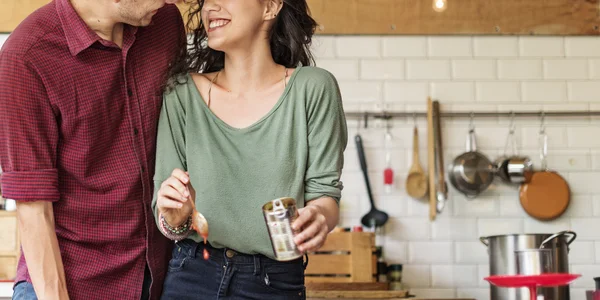 Pareja feliz cocinando juntos — Foto de Stock