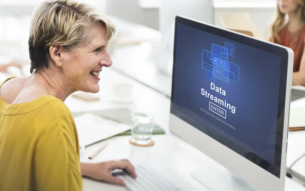 Frau arbeitet mit Computer — Stockfoto