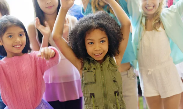 Niños con brazos levantados — Foto de Stock