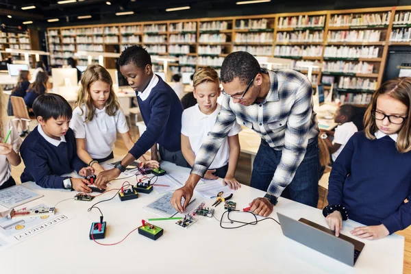 Leerlingen hebben les op school — Stockfoto