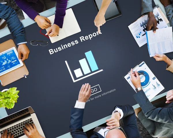 Geschäftsleute verweisen auf Geschäftsbericht — Stockfoto
