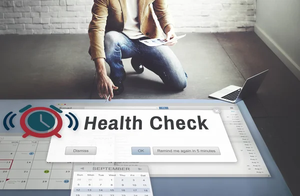 Empresario que trabaja con Health Check —  Fotos de Stock
