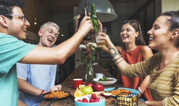 Spendera tid tillsammans, har middag — Stockfoto