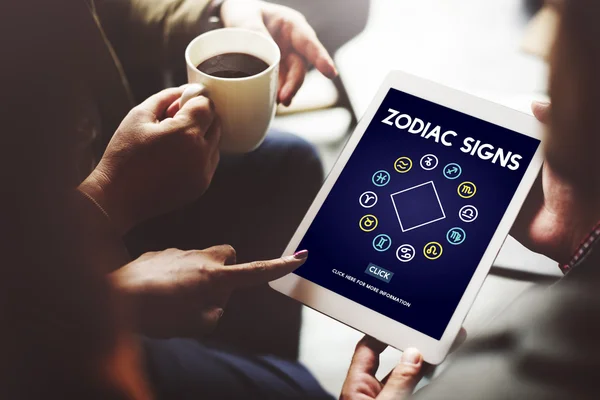 Digitala tablett med zodiakens tecken — Stockfoto