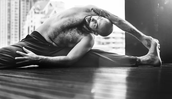 Uomo che pratica Pose Yoga — Foto Stock