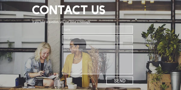Ženy sedící poblíž café a kontaktujte nás — Stock fotografie