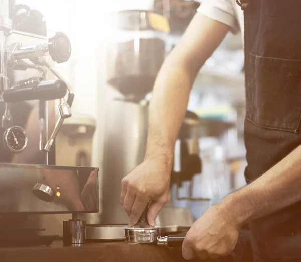 Barista y cafetera —  Fotos de Stock