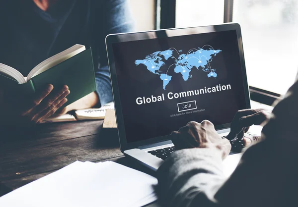 Globale Kommunikation auf dem Computerbildschirm — Stockfoto