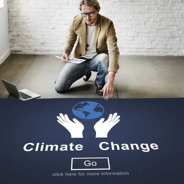 Uomo d'affari che lavora con il cambiamento climatico — Foto Stock