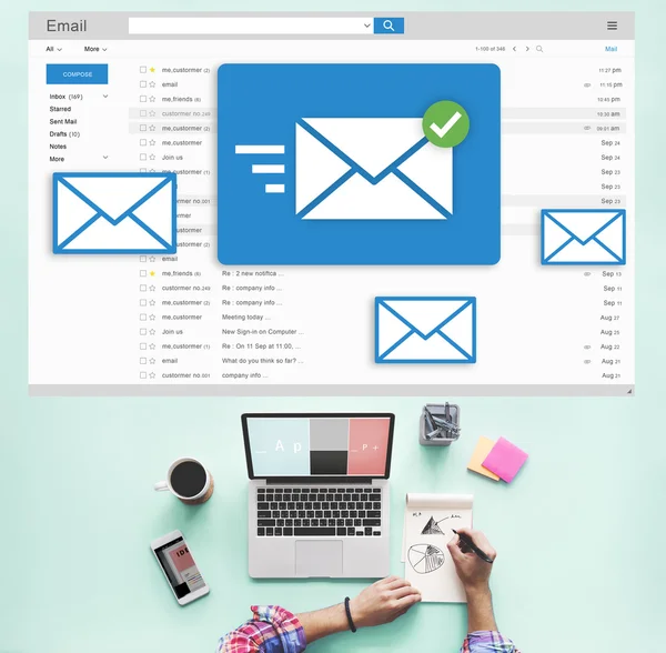 电子邮件与桌上的笔记本电脑 — 图库照片