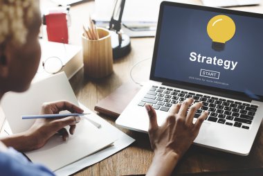 strateji ile dizüstü bilgisayar üzerinde çalışan kadın