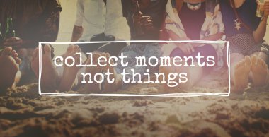 plaj kum üzerine oturan arkadaşlar 