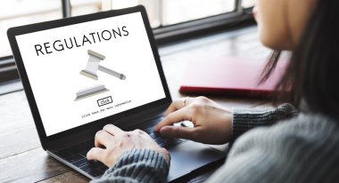 laptop ve düzenlemeler kavramı kullanan kadın