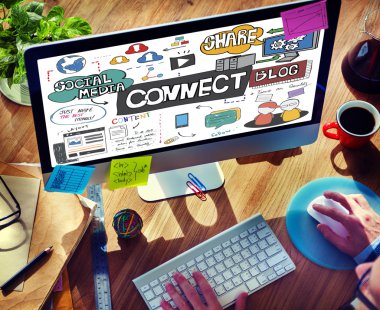 Bilgisayarda çalışan adam