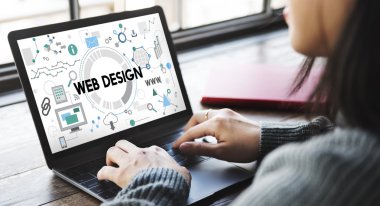 dizüstü bilgisayar ve Web tasarım konsepti kullanan kadın