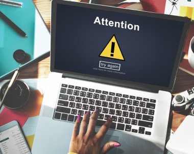 laptop monitör dikkat ile 
