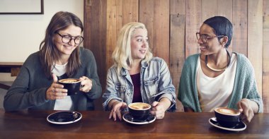 Arkadaşlar kahve içiyor.