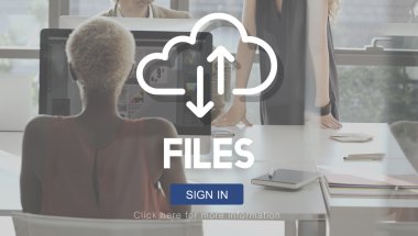 Bilgisayar ve dosyalar üzerinde çalışma iş kadını