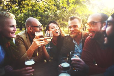 Arkadaşlar birlikte takılıyor.