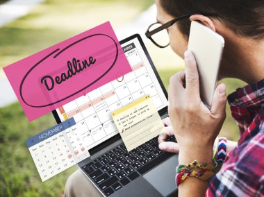 Dijital cihazlar kullanarak, dizüstü bilgisayarda internet sörf ve konuşan adam