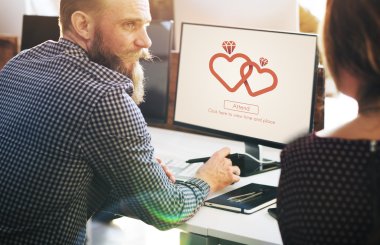 sevgi ile bilgisayarda çalışan iş adamı