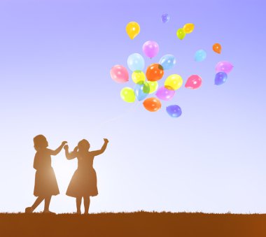 Balonlar ile birlikte oynayan çocuklar