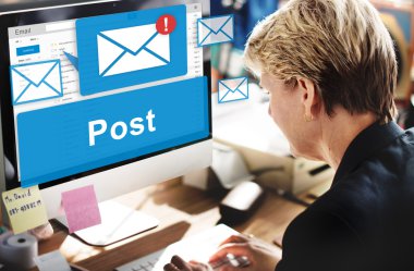 Bilgisayarda çalışan iş kadını