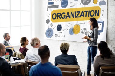 İş arkadaşları birlikte çalışıyor.