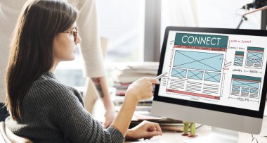connect ile monitörde gösterilen kadın