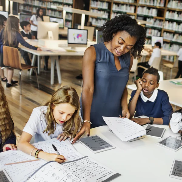 Grupo de niños estudiando en la biblioteca —  Fotos de Stock